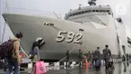 Pemudik bersiap memasuki KRI Banjarmasin di Mako Kolinlamil, Tanjung Priok, Jakarta, Selasa (18/4/2023). (Liputan6.com/Herman Zakharia)