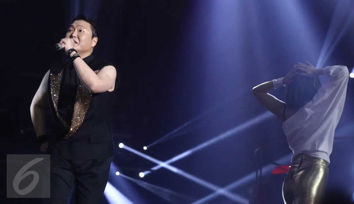 PSY saat menghibur penonton dalam acara Oppo Selfie Fest di ICE Tangerang, Banten, Kamis (24/11). PSY yang berhasil membuat para penonton bergoyang saat acara tersebut. (Liputan6.com/Herman Zakharia)