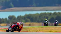 Pebalap Repsol Honda, Marc Marquez, tancap gas sejak start dan unggul jauh dari lawan-lawannya dalam balapan MotoGP Aragon di Sirkuit Aragon, Spanyol, Minggu (25/9/2016). (AFP/Jese Jodan)