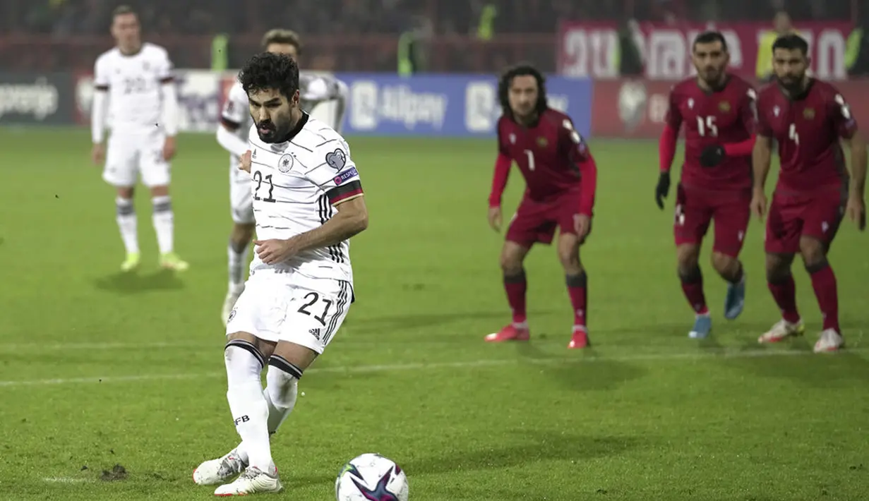 Pemain Jerman lkay Gundogan melakukan tendangan penalti untuk mencetak gol ke gawang Armenia pada pertandingan sepak bola Kualifikasi Grup J Piala Dunia 2022 di Stadion Vazgen Sargsyan, Yerevan, Armenia, 14 November 2021. Jerman menang 4-1. (AP Photo/Pavel Golovkin)