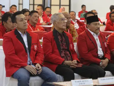 Diaz Hendropriyono (kiri), Ketua Dewan Penasihat Partai Keadilan dan Persatuan Indonesia ( PKPI) Try Sutrisno (tengah) dan  Ketua Umum PKPI Hendropriyono (kedua kanan) saat Kongres Luar Biasa PKPI di Jakarta, Minggu (13/5). (Liputan6.com/Arya Manggala)