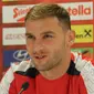 Kapten Serbia, Branislav Ivanovic, memberikan keterangan pers usai latihan di Stadion Ernst Happel, Wina, Kamis (5/10/2017). Serbia akan menghadapi Austria pada laga kualifikasi Piala Dunia 2018. (Bola.com/Reza Khomaini)