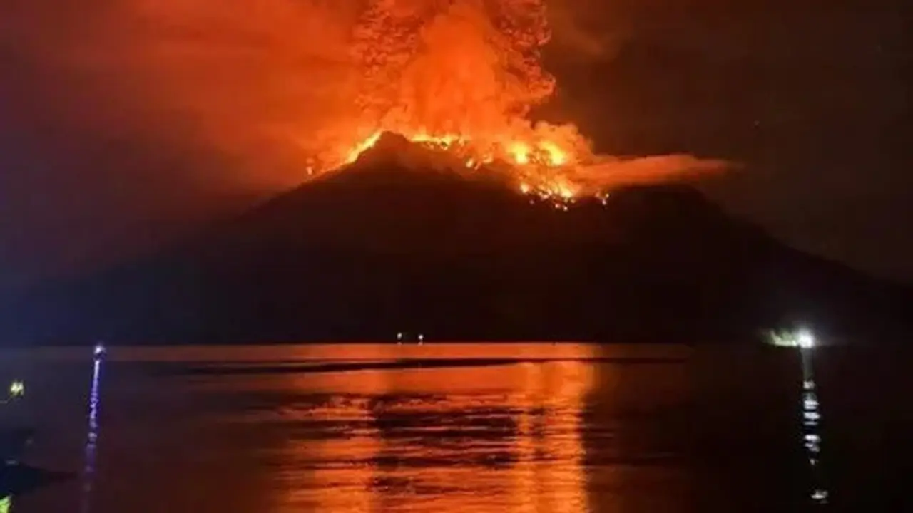 Letusan Gunung Ruang Diiringi Petir