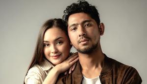 Potret kompak Arya Saloka dan Caitlin Halderman untuk series Algojo. [Foto: IG/@arya.saloka]