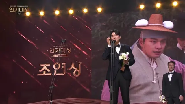 Lee Yi Kyung saat menerima penghargaan KBS Drama Awards 2021. (Tangkapan Layar YouTube/ KBS WORLD TV)