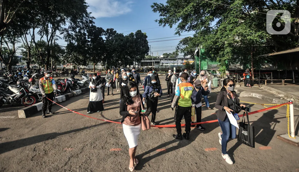 Calon penumpang KRL mengantre saat pemeriksaan Surat Tanda Registrasi Pekerja (STRP) di Stasiun Bekasi, Jawa Barat, Selasa (13/7/2021). Pemeriksaan STRP guna menekan mobilitas masyarakat dan memutus penyebaran virus Covid-19 di transportasi umum. (merdeka.com/Iqbal S. Nugroho)