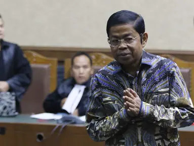 Terdakwa dugaan penerimaan suap terkait kerja sama pembangunan PLTU Riau-1, Idrus Marham saat jeda sidang lanjutan di Pengadilan Tipikor, Jakarta, Selasa (12/3). Sidang memeriksa keterangan terdakwa. (Liputan6com/Helmi Fithriansyah)