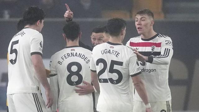 Momen Bruno Fernandes dikeluarkan dari lapangan dalam laga Premier League antara Wolverhampton dan Manchester United, Jumat (27/12/2024). (c) David Davies/PA via AP