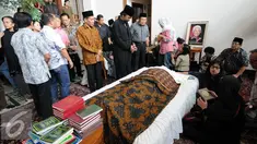 Ketua Umum DPP Partai Nasdem Surya Paloh saat mendoakan jenazah almarhum pengacara Adnan Buyung Nasution di kediamannya, Lebak Bulus, Jakarta, Rabu (23/9/2015). Adnan menghembuskan napas terakhir pada pagi tadi pukul 10.15 WIB. (Liputan6.com/Helmi Afandi)