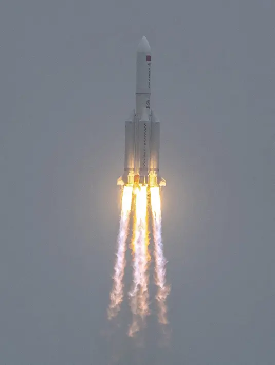 Roket Long March 5B membawa modul inti Stasiun Luar Angkasa Tianhe lepas landas dari Pusat Peluncuran Luar Angkasa Wenchang di Provinsi Hainan, China, Rabu (29/4/2021). China menjadi negara ketiga yang mengirim astronot ke orbit, setelah Uni Soviet dan AS.(STR/AFP)