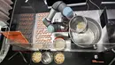 Di Singapura ada robot yang bisa membuat santapan laksa. Bernama Sophie dan ia hanya membutuhkan waktu 45 detik saja saat memasak.