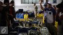  Pembeli melihat ikan di di pelelangan ikan Muara Angke, Jakarta, Kamis (24/3). Pada 2015 secara total Indonesia telah memanfaatkan potensi ekonomi sektor kelautan sekira Rp350 triliun. (Liputan6.com/Faizal Fanani)