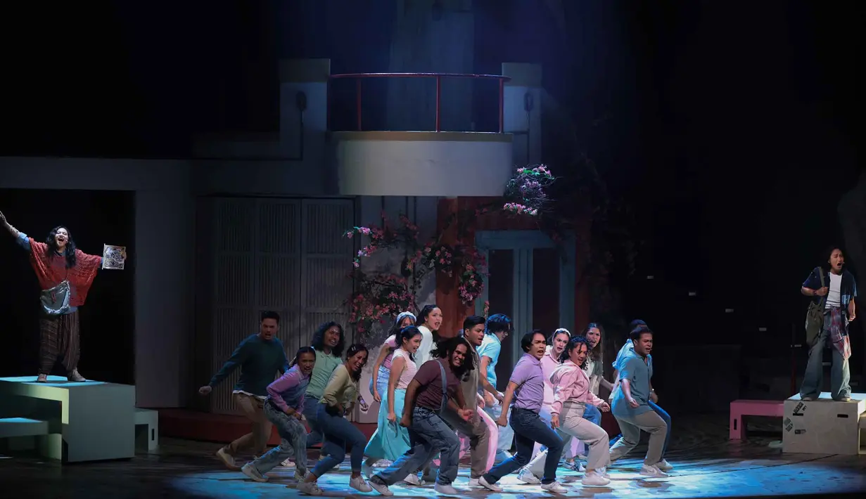 Diproduseri oleh Billy Gamaliel, Eunike Elisaveta dan Chriskevin Adefrid, pementasan ini mempertemukan dunia musik, sastra, dan teater dalam satu pengalaman pertunjukan yang penuh emosi dan energi. Tampak dalam foto, pelakon saat menampilkan drama musikal bertajuk Musikal Perahu Kertas di Ciputra Artpreneur, Jakarta, pada Jumat 30 Januari 2026. (Kapanlagi.com/Budy Santoso)