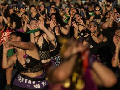 Para wanita tampil dalam pawai memperingati Hari Anti Kekerasan Terhadap Perempuan di Santiago, Chile, 25 November 2021. Majelis Umum Perserikatan Bangsa-Bangsa (PBB) mengangkat 25 November menjadi Hari Anti Kekerasan Terhadap Perempuan. (AP Photo/Esteban Felix)
