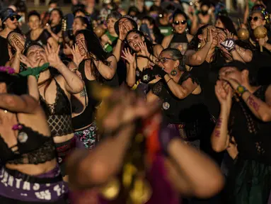 Para wanita tampil dalam pawai memperingati Hari Anti Kekerasan Terhadap Perempuan di Santiago, Chile, 25 November 2021. Majelis Umum Perserikatan Bangsa-Bangsa (PBB) mengangkat 25 November menjadi Hari Anti Kekerasan Terhadap Perempuan. (AP Photo/Esteban Felix)