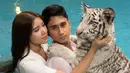 Tiara Andini dan Alshad Ahmad terlihat menjalani pemotretan dengan harimau putih bernama Selen. Bahkan, keduanya juga kompak menggunakan busana berwarna putih untuk pemotretan tersebut. (Liputan6.com/IG/@alshadahmad)