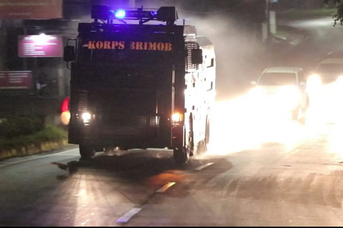 Empat mobil AWC milik Brimob dan Ditsamapta Polda Sulut kembali menyemprot sejumlah kawasan di Manado, Selasa malam (15/12/2020) sekitar pukul 22.00 Wita.