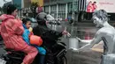 Mereka berharap bisa mendapatkan uang dari para pengguna kendaraan bermotor. (Yasuyoshi CHIBA/AFP)
