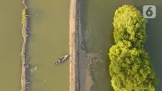 Foto udara suasana Kampung Beting, Desa Pantai Bahagia, Kecamatan Muara Gembong, Bekasi, Jawa Barat, Sabtu (28/8/2021). Kenaikan air laut mengubah semuanya perlahan-lahan. (merdeka.com/Imam Buhori)