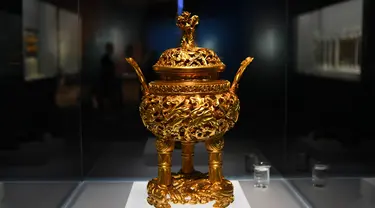 Sebuah karya seni ditampilkan dalam pameran di Museum Nasional China di Beijing, ibu kota China, pada 30 Agustus 2020. Pameran tersebut, yang menampilkan lebih dari 200 karya seni tradisional dari Provinsi Fujian di China selatan, digelar di Beijing pada Minggu (30/8). (Xinhua/Jin Liangkuai)