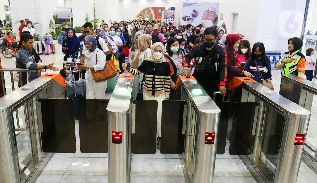 KCIC menambah jumlah perjalanan kereta cepat Whoosh dari 40 perjalanan menjadi hingga 48 perjalanan per hari. (Liputan6.com/Herman Zakharia)