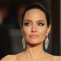 Tak bisa ditampik bahwa Angelina Jolie semakin cantik seiring bertambahnya usia. Mengenai hal itu, ia pun merasa bangga. (DANIEL LEAL-OLIVAS / AFP)