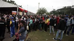 Warga mengantre untuk membuat paspor dalam acara Festival Keimigrasian 2018 di Lapangan Barat Daya Monas, Jakarta, Minggu (21/1). Warga kecewa lantaran kuota pembuatan paspor sudah habis. (Liputan6.com/Arya Manggala)