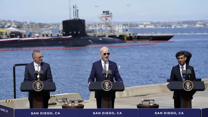 <p>Presiden AS Joe Biden, PM Australia Anthony Albanese, dan PM Inggris Rishi Suak, tiga pemimpin negara anggota AUKUS. Dok: AP Photo/Evan Vucci</p>