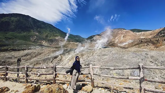 Biasa Pakai Gamis, Ini 6 Potret Gaya Santai Risty Tagor saat Mendaki Gunung