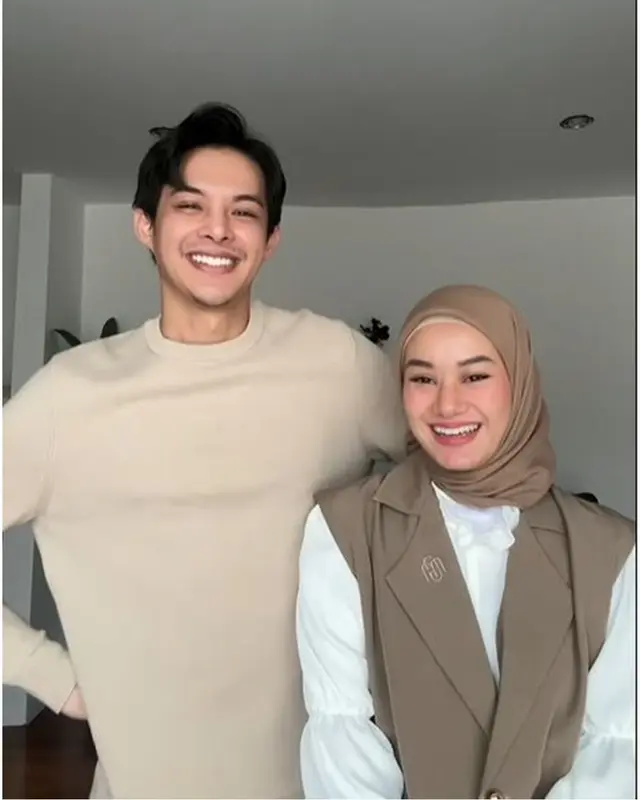 Biasa tampil klimis kini berkumis, 6 potret terbaru Rey Mbayang ini bikin pangling, penuh karisma