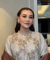 Di tengah masa kehamilannya, Aaliyah Massaid tetap aktif berkarya di dunia fashion. [@thariqhalilintar/@ochiipramita].