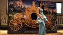 Cantiknya Sandra Dewi dengan gaun Cinderella saat Premier Cinderella di Cinema XXI Kota Kasablanka, Jakarta. (11/03/2015).(Liputan6.com/Gilardhani)