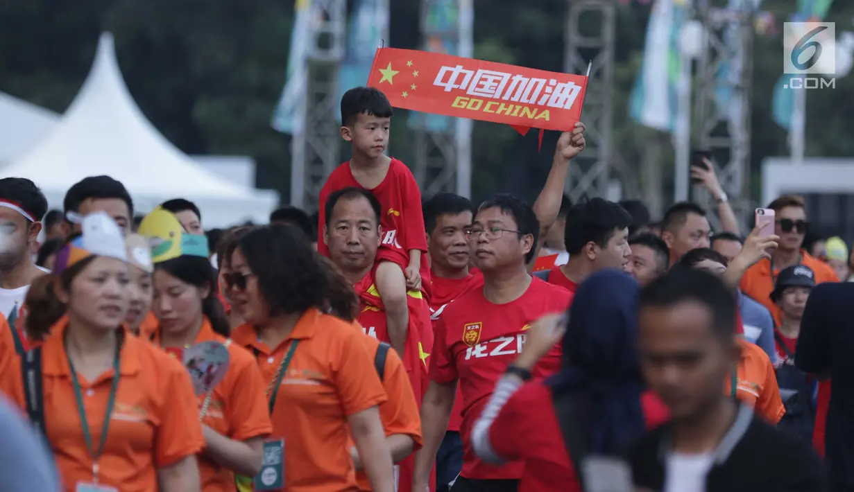 Pendukung tim China berjalan masuk kawasan Stadion GBK untuk menyaksikan seremoni pembukaan Asian Games 2018, Jakarta, Sabtu (18/8). Asian Games 2018 akan berlangsung hingga 2 September, mendatang. (Liputan6.com/Helmi Fithriansyah)