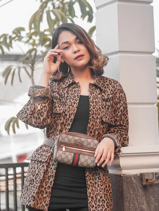 Ternyata Regina pernah berkolaborasi dengan penyanyi terkenal Indonesia. Melalui akun Instagramnya, Regina terlihat pernah berkolaborasi dengan Ariel Noah. (Liputan6.com/IG/reginapoetiray)