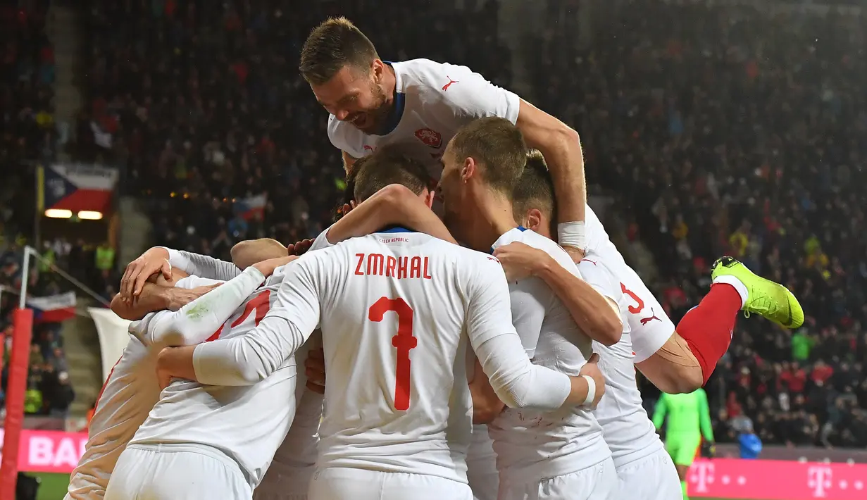 Republik Ceko sempat unggul terlebih dahulu lewat David Pavelka pada laga persabahabatan yang berlangsung di Stadion Sinobo, Praha, Rabu (27/3). Brazil menang 3-1 atas Republik Ceko. (AFP/Joe Klamar)
