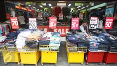 Calon pembeli memilih pakaian di salah satu toko yang memberikan diskon di Pusat Perbelanjaan Pasar Baru, Jakarta, Selasa (21/6). Menjelang Lebaran, Pasar Baru menawarkan berbagai promo dengan diskon yang bervariasi. (Liputan6.com/Immanuel Antonius)