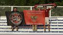 Suporter memberikan dukungan kepada Timnas Indonesia U-22 saat melawan Thailand U-22 pada laga SEA Games 2019 di Stadion Rizal Memorial, Manila, Selasa (26/11). Indonesia menang 2-0 atas Thailand. (Bola.com/M Iqbal Ichsan)