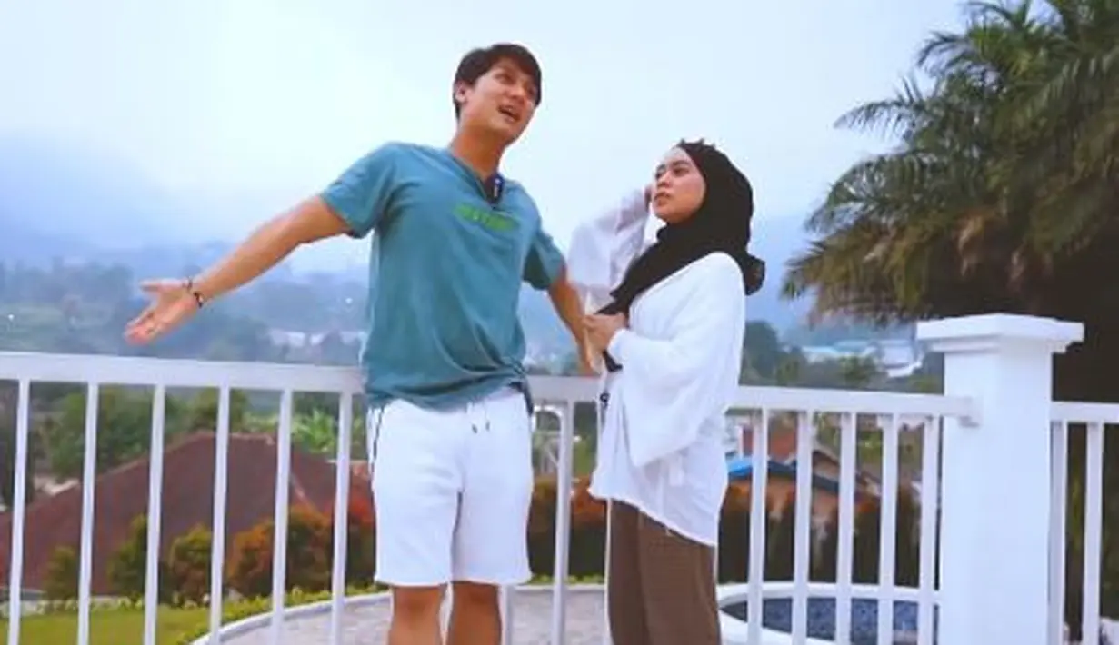 Villa tersebut memang sangat mewah. Rizky pun berniat untuk membeli villa tersebut untuk mereka berdua, kala sudah resmi menikah kelak. Lesti pun mengaminkan. (Youtube/Rizky Billar)