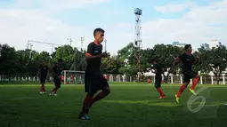 Sejumlah pemain timnas Timor Leste U-23 melakukan latihan ringan di Lapangan C Senayan, Kamis (26/3/2015). Kualifikasi grup H Piala Asia 2016 akan berlangsung pada 27-31 Maret 2015 di Stadion GBK Jakarta. (Liputan6.com/Helmi Fithriansyah)