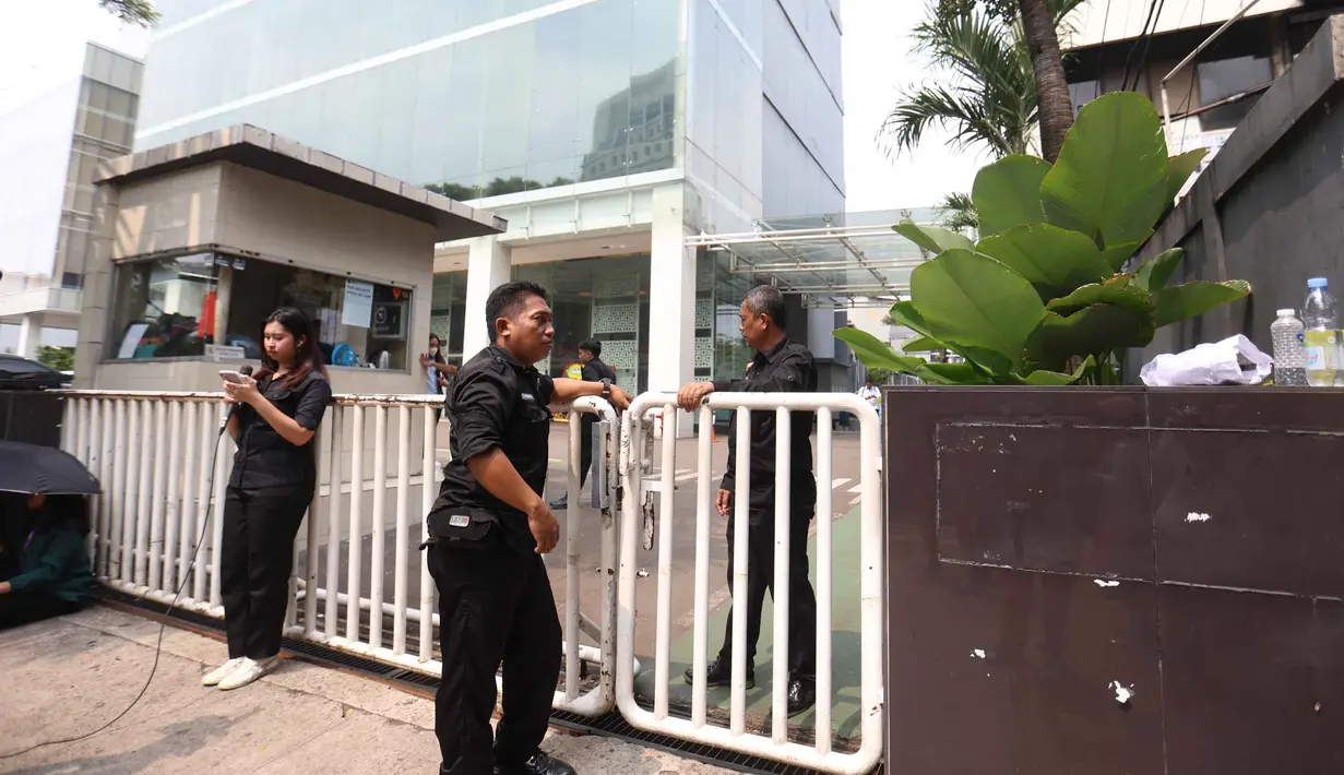 Petugas keamanan berjaga di pintu masuk gedung Badan Gizi Nasional (BGN) di Jalan Kebon Sirih, Menteng, Jakarta Pusat, Rabu (3/6/2026), menyusul pergantian jajaran pimpinan di lembaga tersebut. (Kapanlagi.com/Budy Santoso)