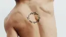Bobby iKON mempunyai tato di punggungnya yang sama dengan sang ayah. Tato tersebut bertuliskan 'Fear only God, Hate only sins'. (Foto: twitter.com/its_ikonina)