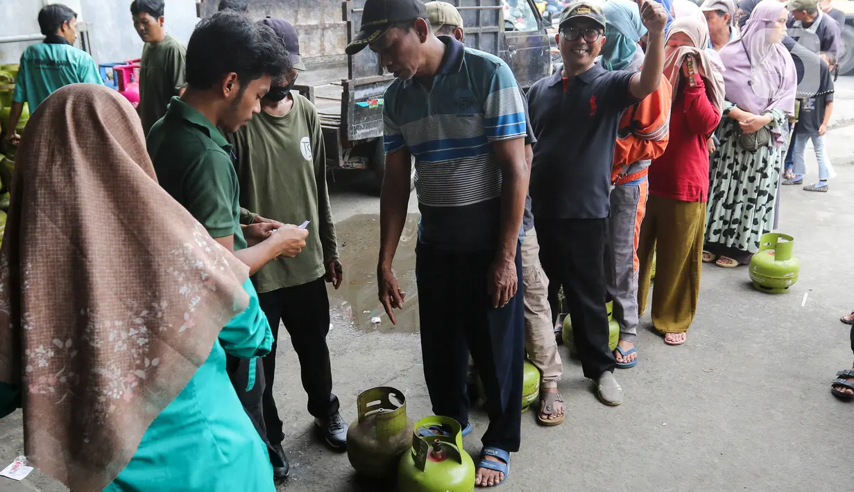 Sementara, di tingkat agen sendiri distribusi penjualan gas masih terbatas. (Liputan6.com/Herman Zakharia)