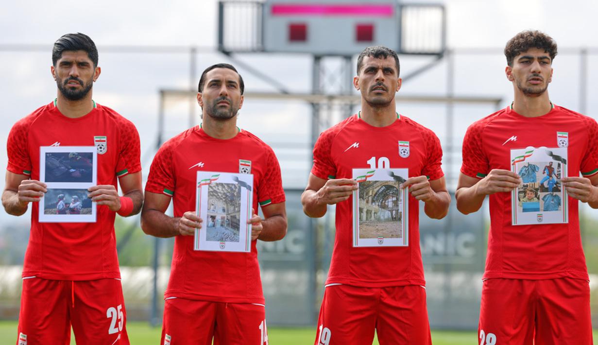 Timnas Iran juga menampilkan foto-foto anak-anak yang menjadi korban perang akibat serangan udara Amerika Serikat-Israel saat laga uji coba melawan Kosta Rika di Stadion Corendon Airlines Park pada Selasa 31 Maret 2025. (AP Photo/Riza Ozel)