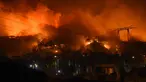 Kobaran api terlihat melahap lahan hutan dan rumah penduduk di Les Pennes-Mirabeau, Marseille, Prancis, (11/8). Kebakaran menghanguskan 2.260 hektare lahan hutan dan ratusan bangunan warga. (AFP PHOTO/BORIS HORVAT)