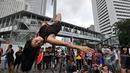  'Pole Dance' yang memiliki cap sebagai tarian erotis diperkenalkan sebagai alternatif latihan fisik untuk menjaga kebugaran tubuh dan kekuatan otot, Bundaran HI, Jakarta, Minggu (18/1/2015). (Liputan6.com/Miftahul Hayat)