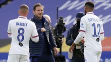 Pelatih Chelsea Frank Lampard (tengah) melakukan salam siku dengan pemainnya Ross Barkley pada akhir pertandingan menghadapi Leicester City pada putaran keenam Piala FA di King Power Stadium, Leicester, Inggris, Minggu (28/6/2020). Chelsea menaklukkan Leicester City 1-0. (Tim Keeton/Pool via AP)