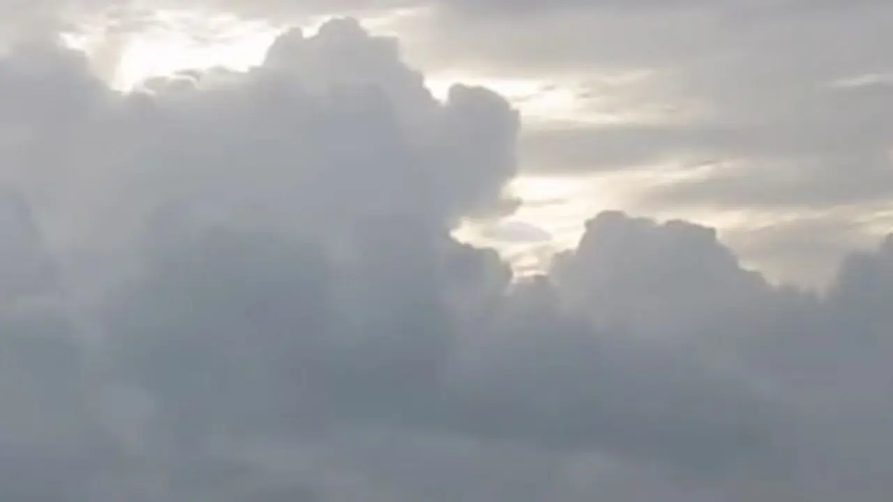 [Bintang] Gepeng, Awan Ini Disebut Mirip Penampakan UFO, Setuju?