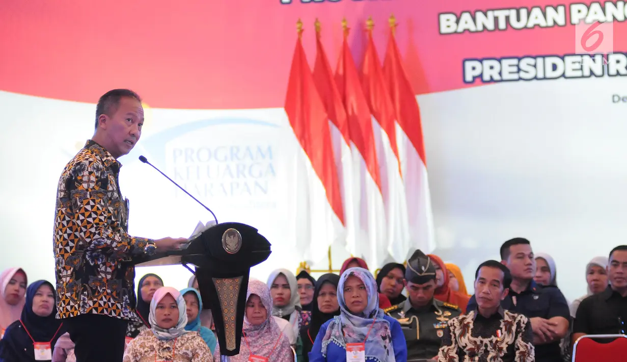 Menteri Sosial ‎Agus Gumiwang Kartasasmita memberi sambutan dalam acara penyaluran bansos Program Keluarga Harapan (PKH) dan Bantuan Pangan Non Tunai (BPNT) kepada seribu warga Depok, Jawa Barat, Selasa (12/2). (Liputan6.com/Herman Zakharia)