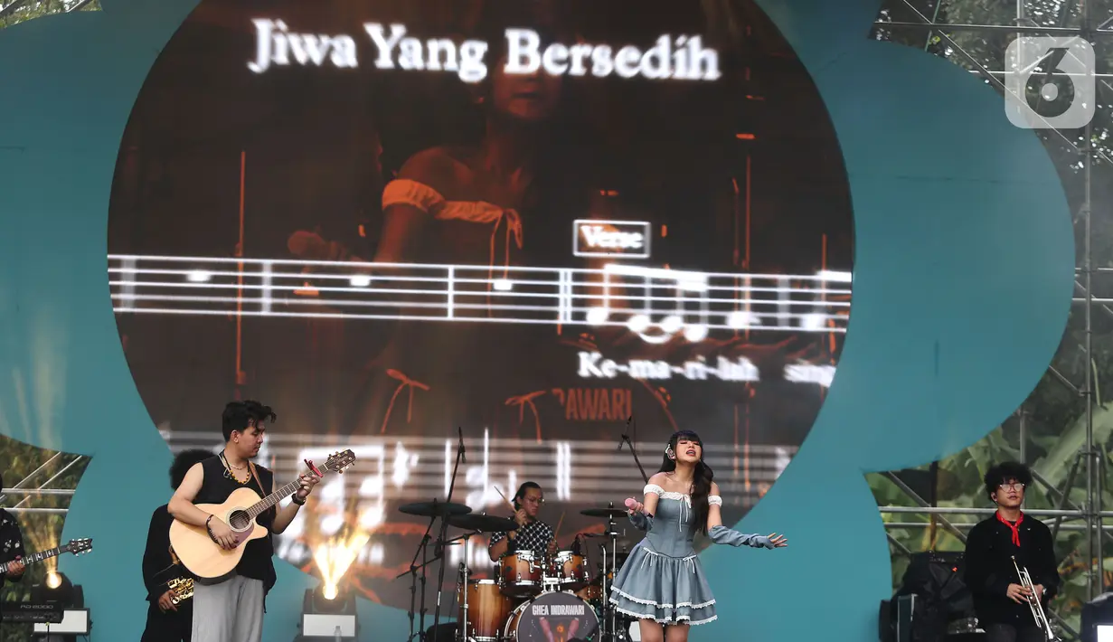 Ghea Indrawari tampil memukau dan menghibur ratusan penggemarnya. (Liputan6.com/Angga Yuniar)