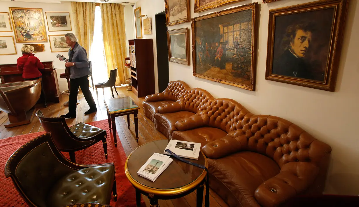 Sejumlah orang melihat perabotan bar Hemingway dari hotel Ritz yang akan dilelang di Rumah Lelang Artcurial, Paris, Rabu (11/4). Hotel legendaris di Paris tersebut melelang beberapa barang ikoniknya pada 17 April mendatang. (AP Photo/Michel Euler)